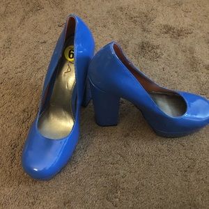 Blue Mia platform pumps New without box